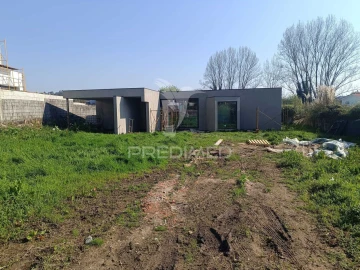 Moradia T3 para Venda em Areias, Sequeirô, Lama e Palmeira