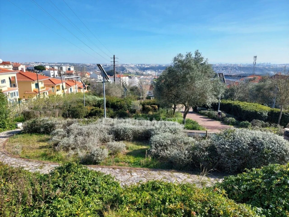Terreno para Venda em Pontinha e Famões Foto 9