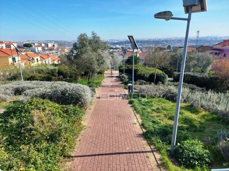 Terreno para Venda em Pontinha e Famões Foto 7