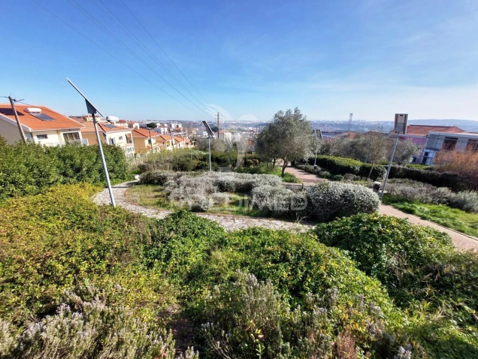 Terreno para Venda em Pontinha e Famões Foto 8