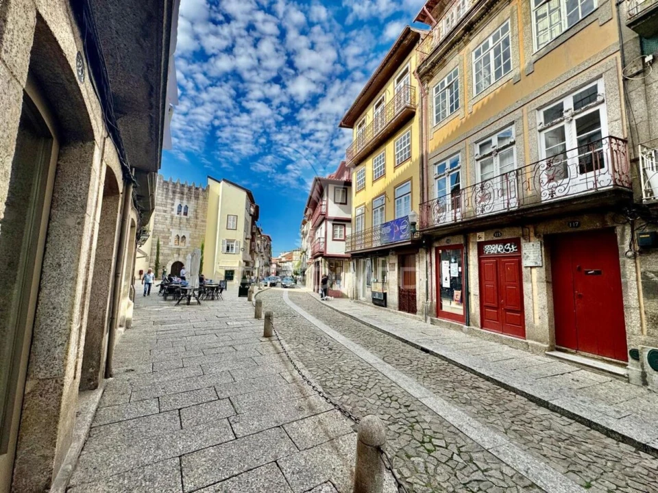 Prédio para Venda em Oliveira, São Paio e São Sebastião Foto 1