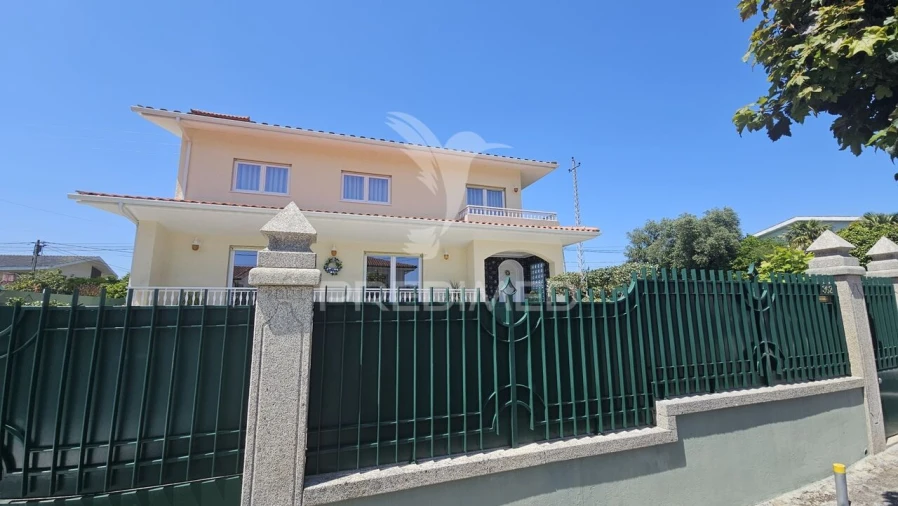 Moradia T4 para Venda em Areias, Sequeirô, Lama e Palmeira Foto 3