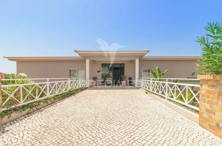 Apartamento T0 para Venda em Estômbar e Parchal Foto 4