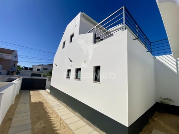 Moradia T3 para Venda em Charneca de Caparica e Sobreda