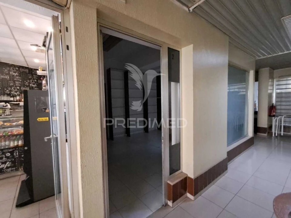 Loja para Venda em Almada, Cova da Piedade, Pragal e Cacilhas Foto 1