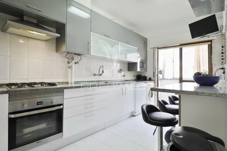 Apartamento T2 para Venda em Pontinha e Famões Foto 10