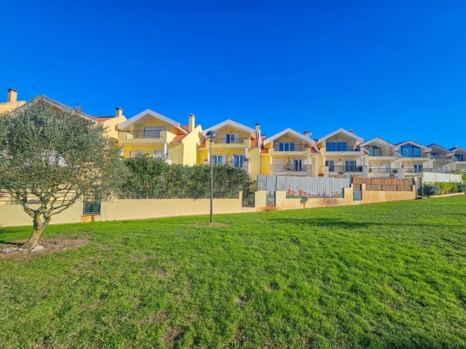 Moradia T4 para Venda em Venda do Pinheiro e Santo Estêvão das Galés Foto 1