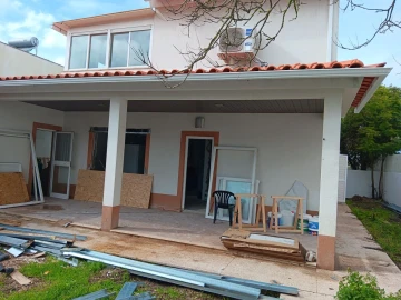 Moradia T4 para Venda em Charneca de Caparica e Sobreda