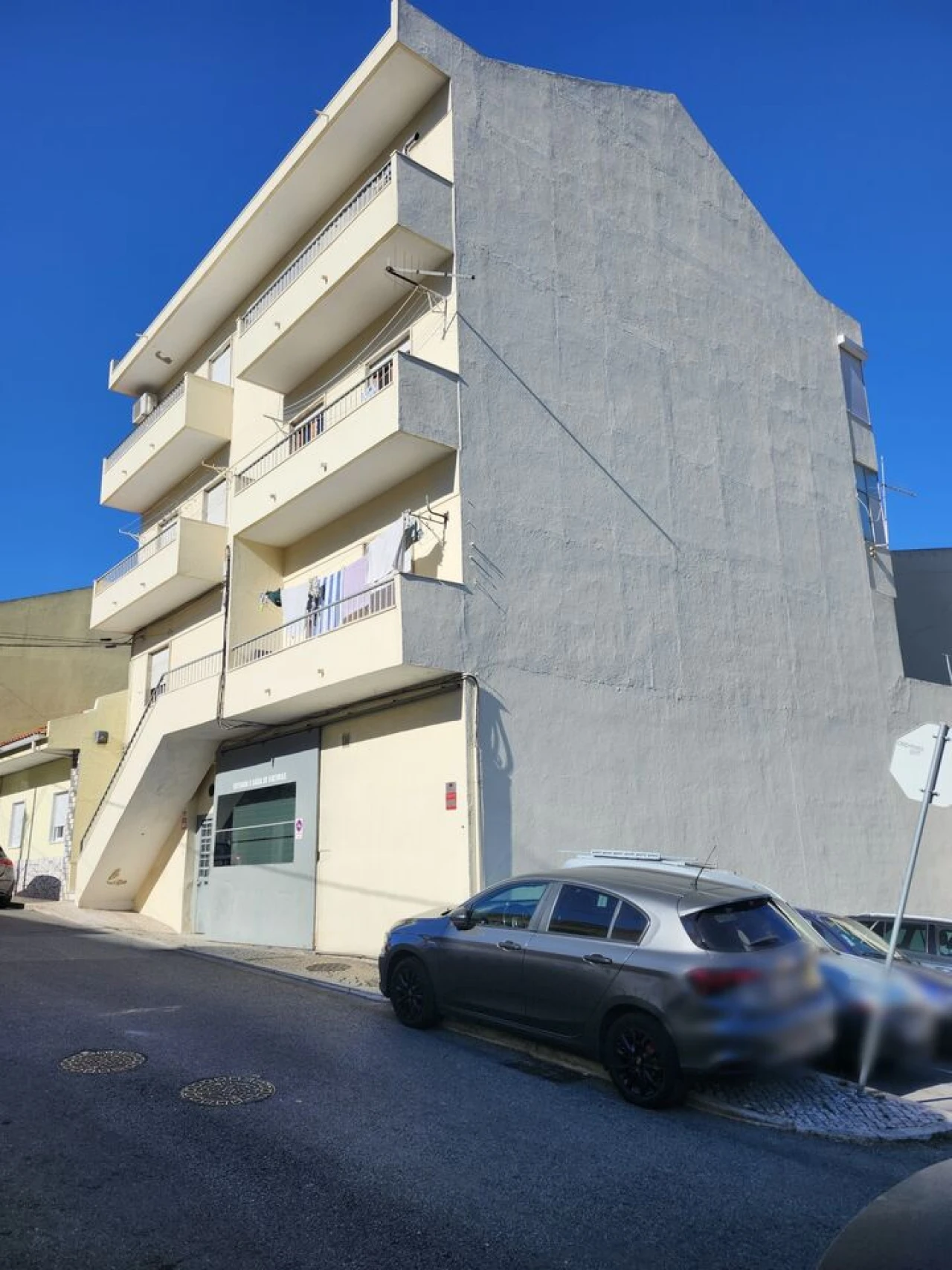 Prédio para Venda em Pontinha e Famões Foto 3