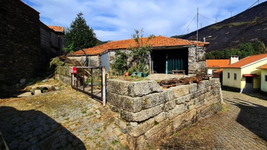 Moradia T1 para Venda em Teixeira e Teixeiró