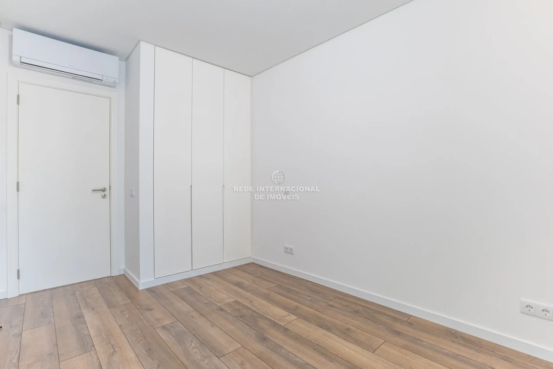 Apartamento T3 para Venda em Quarteira Foto 8