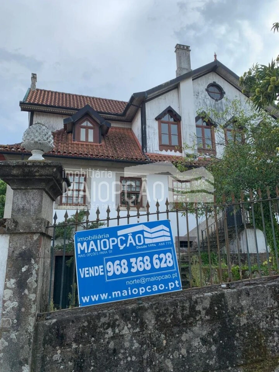 Moradia T9 para Venda em Santa Cruz da Trapa e São Cristóvão de Lafões Foto 1