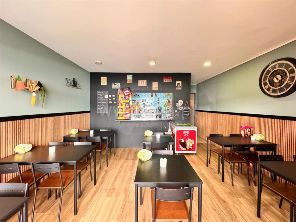 Loja para Trespasse em Oliveira do Douro Foto 1