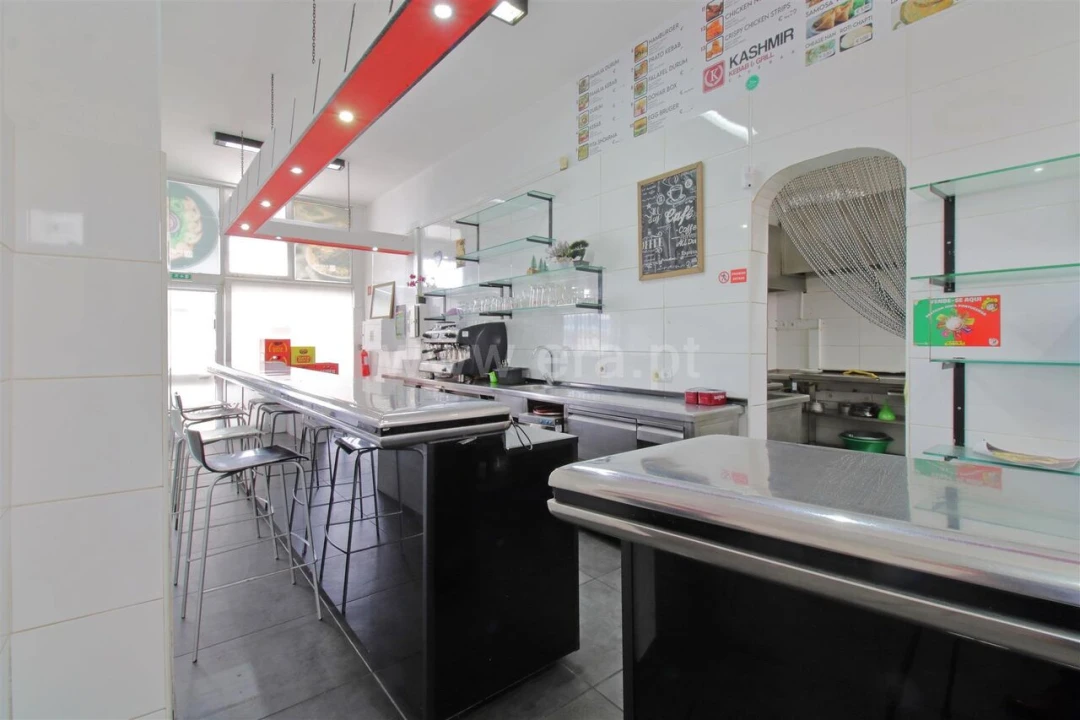 Loja para Arrendamento em Vilar de Andorinho Foto 3