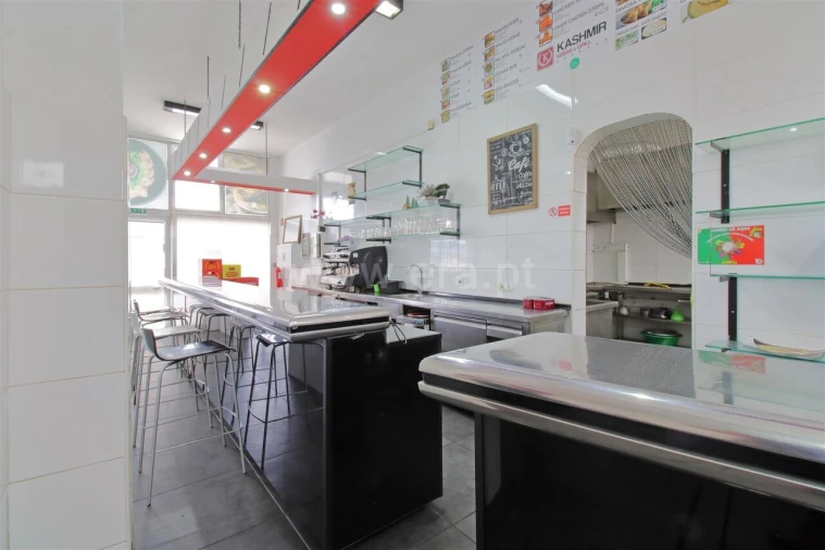 Loja para Arrendamento em Vilar de Andorinho Foto 3