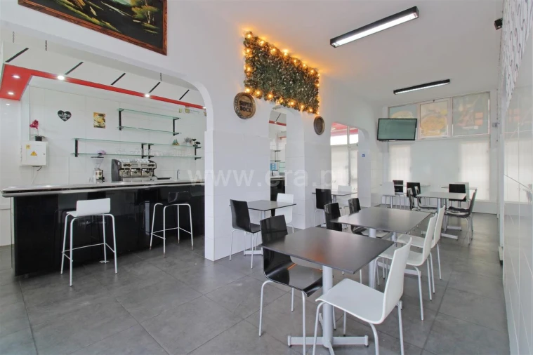 Loja para Arrendamento em Vilar de Andorinho Foto 2