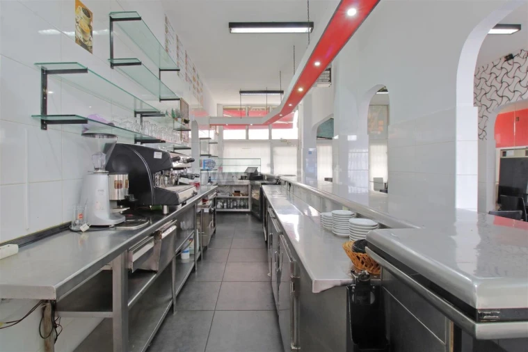 Loja para Arrendamento em Vilar de Andorinho Foto 4