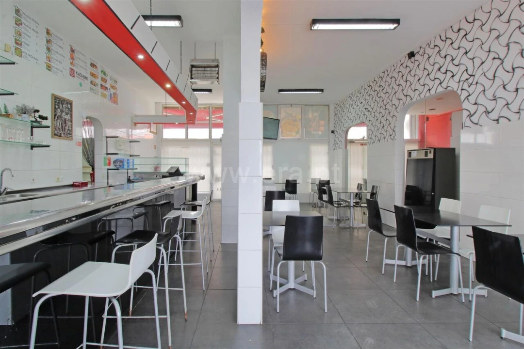 Loja para Arrendamento em Vilar de Andorinho Foto 1