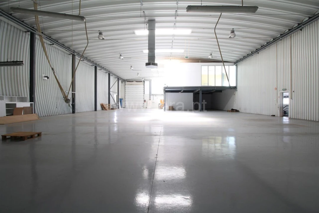 Armazém para Venda em Raiva, Pedorido e Paraíso Foto 2