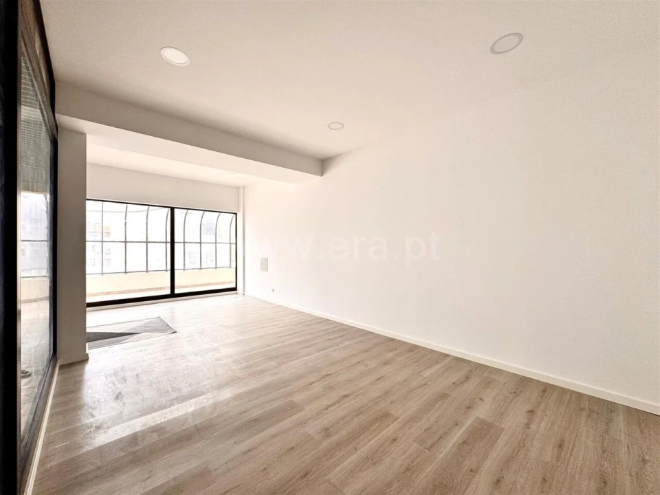 Loja para Venda em Santa Marinha e São Pedro da Afurada Foto 2