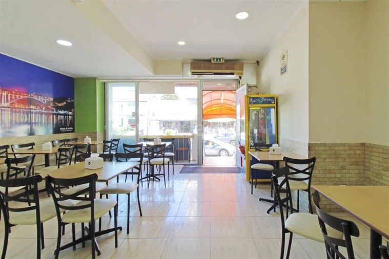 Loja para Trespasse em Oliveira do Douro Foto 1