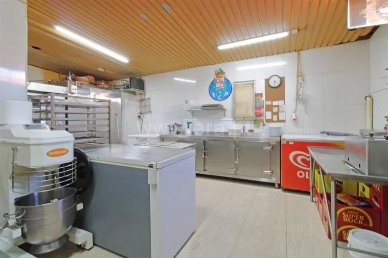 Loja para Trespasse em Oliveira do Douro Foto 9