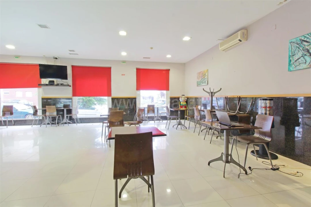 Loja para Trespasse em Vilar de Andorinho Foto 3