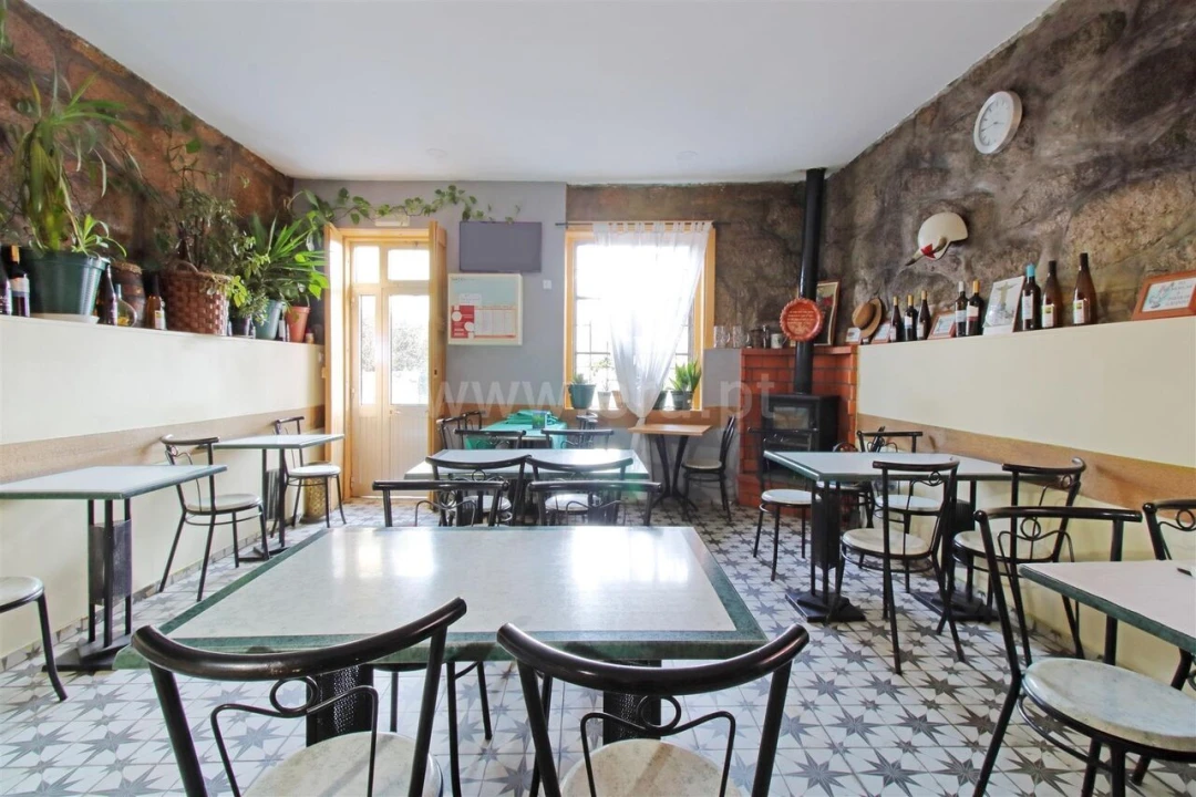 Loja para Trespasse em Oliveira do Douro Foto 1