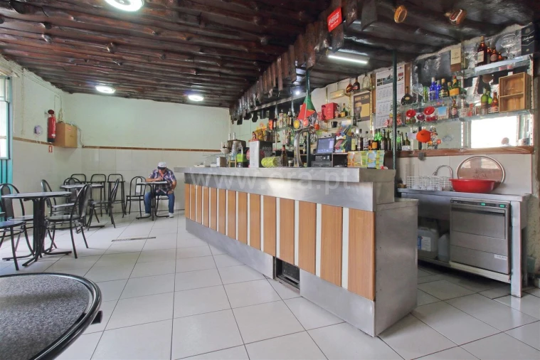 Loja para Trespasse em Oliveira do Douro Foto 1