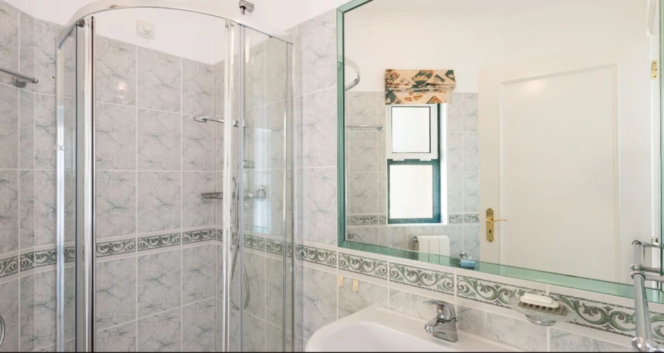 Apartamento T2 para Venda em Estômbar e Parchal Foto 13