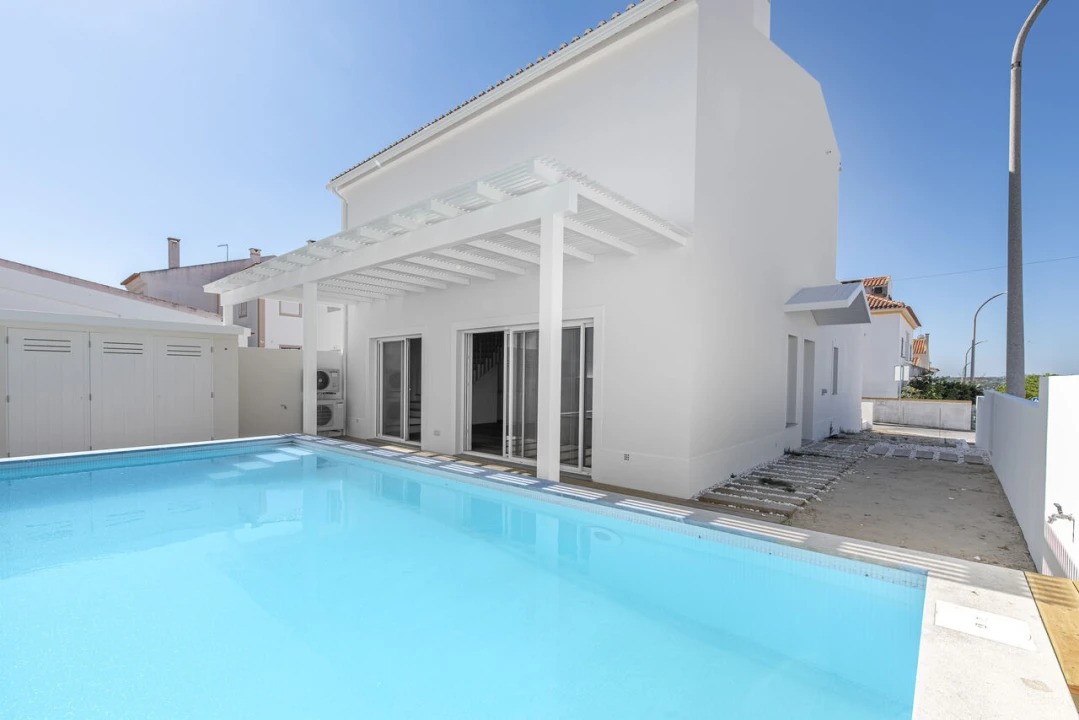 Moradia T4 para Venda em Santa Maria do Castelo e Santiago e Santa Susana Foto 1