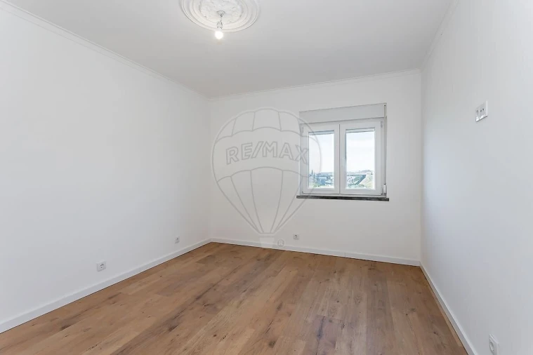 Apartamento T2 para Venda em Camarate, Unhos e Apelação Foto 15