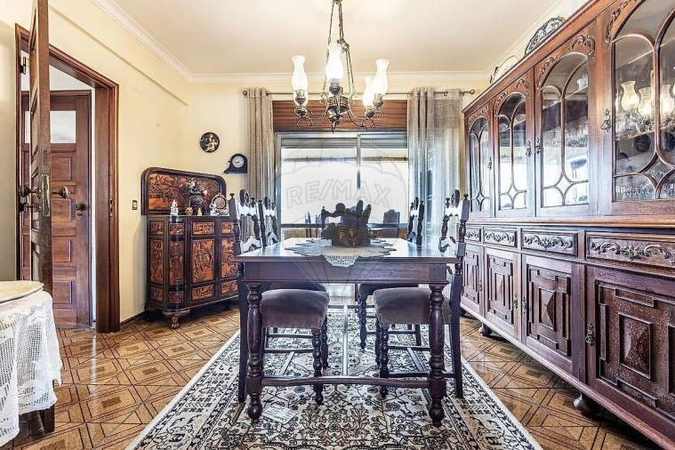 Moradia T5 para Venda em Carnaxide e Queijas Foto 5