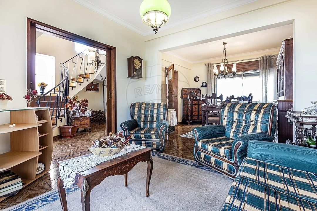 Moradia T5 para Venda em Carnaxide e Queijas Foto 1