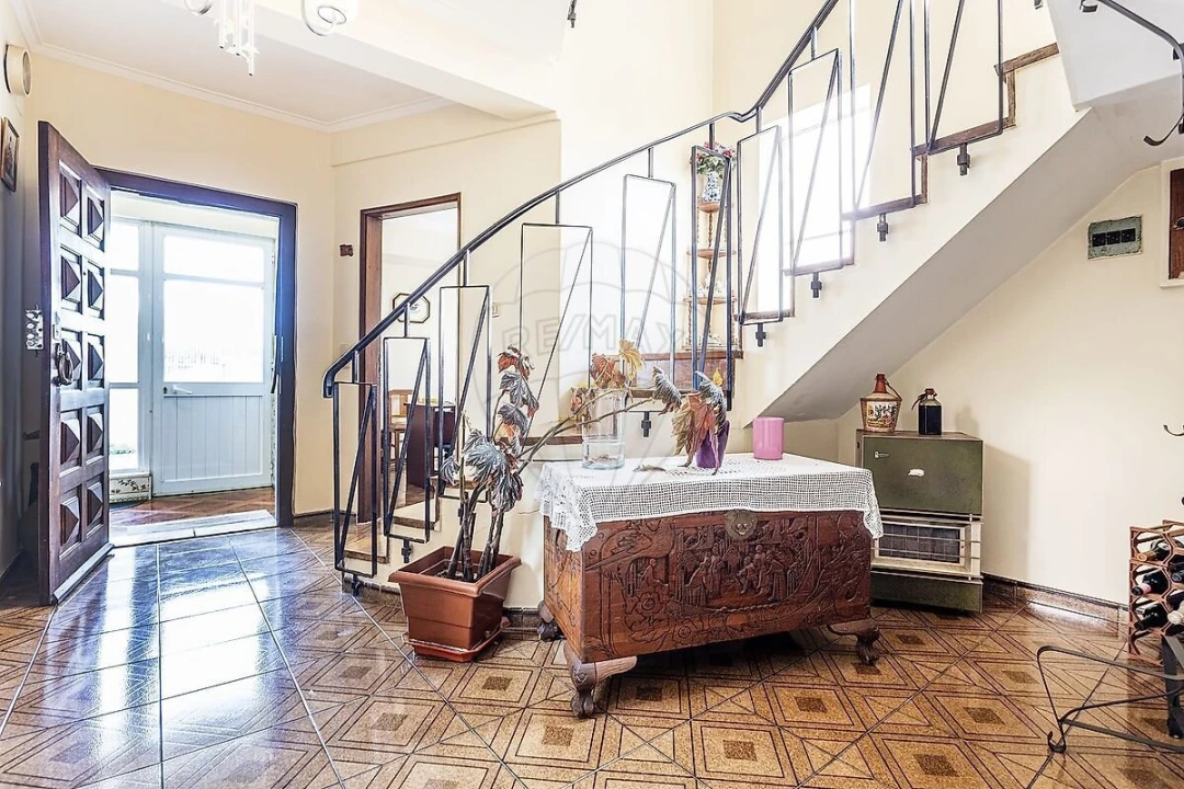 Moradia T5 para Venda em Carnaxide e Queijas Foto 17