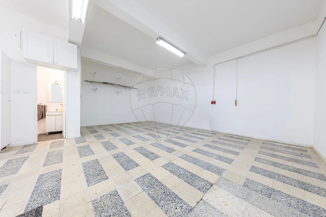 Garagem para Venda em Almada, Cova da Piedade, Pragal e Cacilhas Foto 1