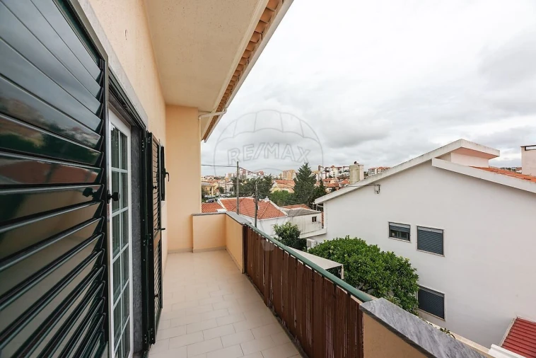 Moradia T3 para Venda em Carcavelos e Parede Foto 24