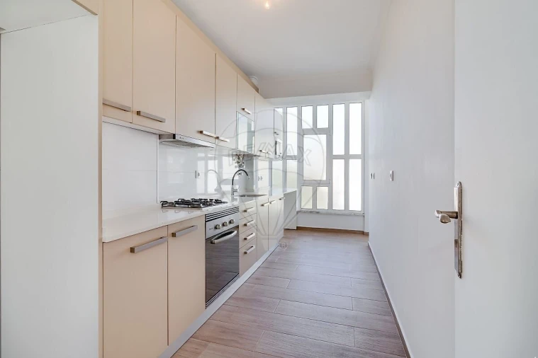 Apartamento T2 para Venda em Sacavém e Prior Velho Foto 3