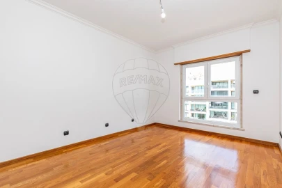 Apartamento T3 para Venda em Carcavelos e Parede