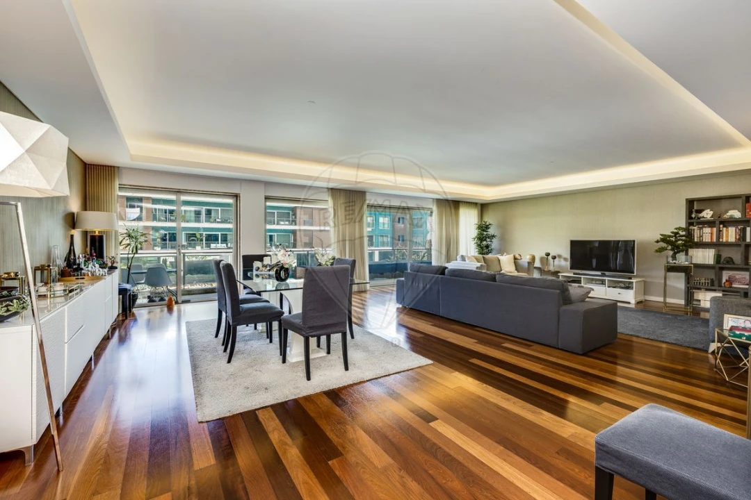 Apartamento T4 para Venda em Sacavém e Prior Velho Foto 6