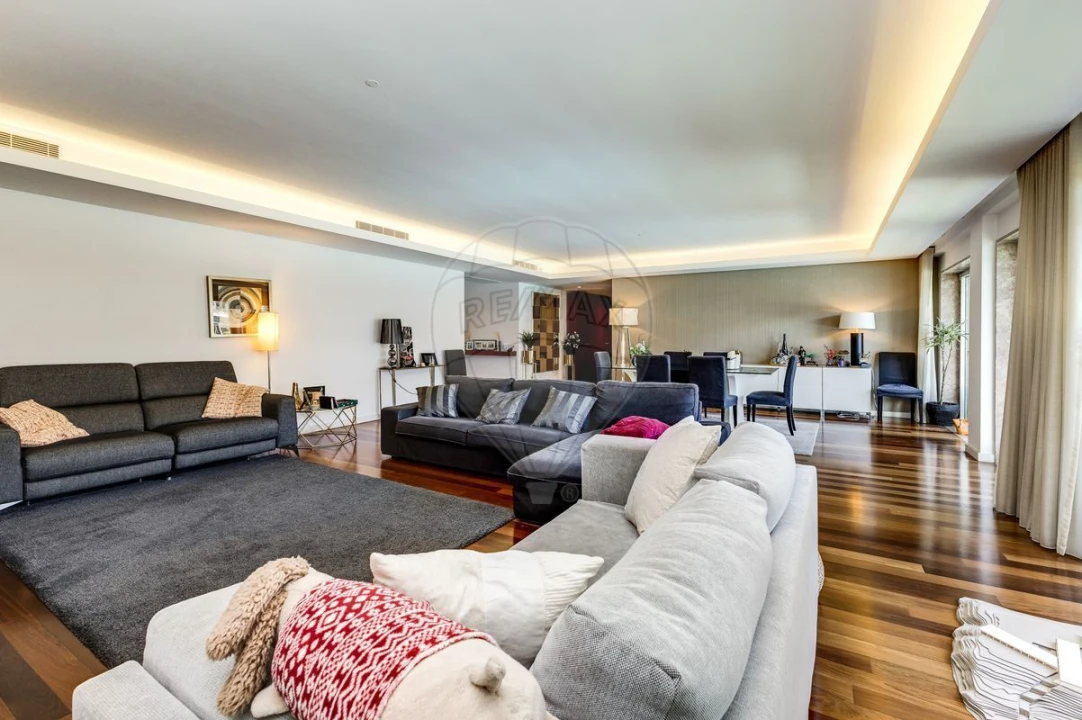 Apartamento T4 para Venda em Sacavém e Prior Velho Foto 11