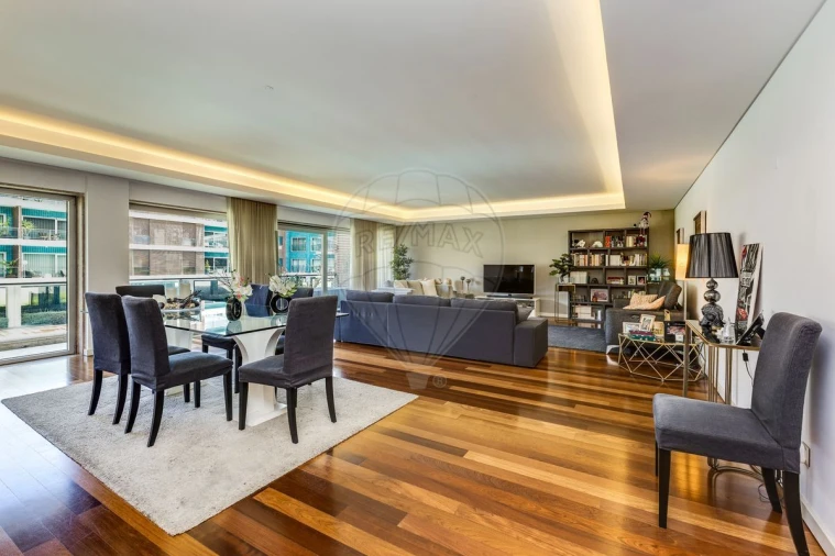 Apartamento T4 para Venda em Sacavém e Prior Velho Foto 5