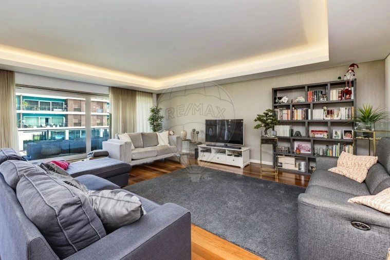 Apartamento T4 para Venda em Sacavém e Prior Velho Foto 8