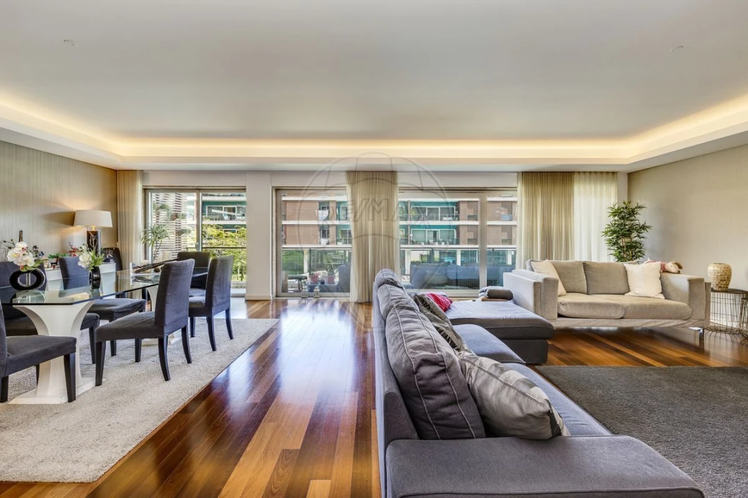 Apartamento T4 para Venda em Sacavém e Prior Velho Foto 13