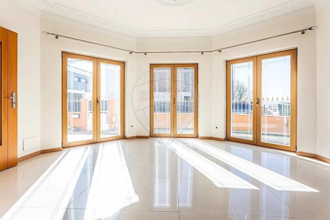 Moradia T5 para Venda em Pontinha e Famões Foto 17