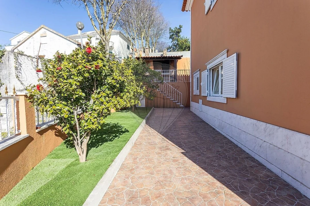 Moradia T5 para Venda em Pontinha e Famões Foto 9