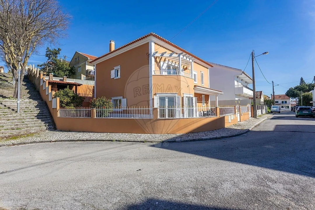 Moradia T5 para Venda em Pontinha e Famões Foto 5