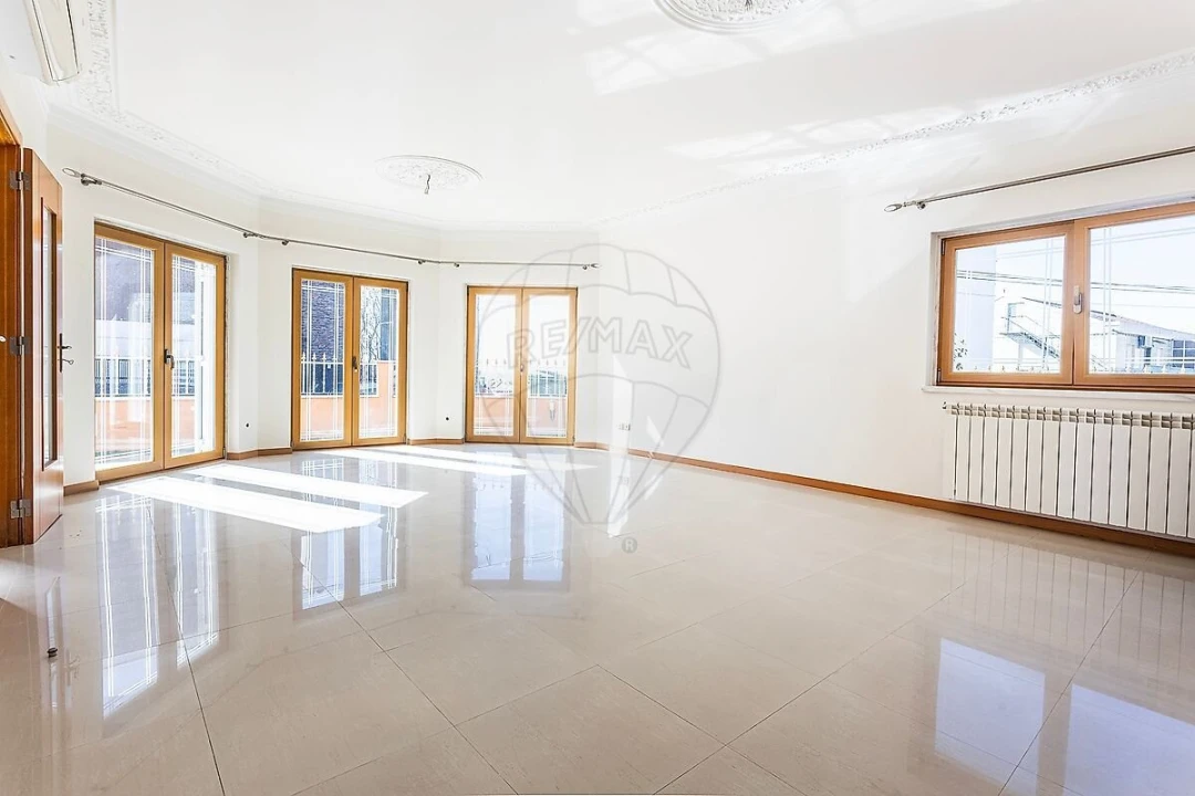 Moradia T5 para Venda em Pontinha e Famões Foto 15