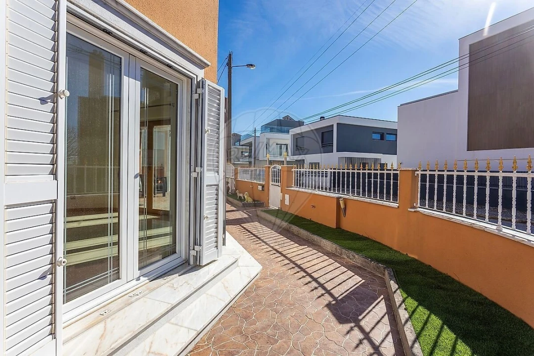 Moradia T5 para Venda em Pontinha e Famões Foto 8