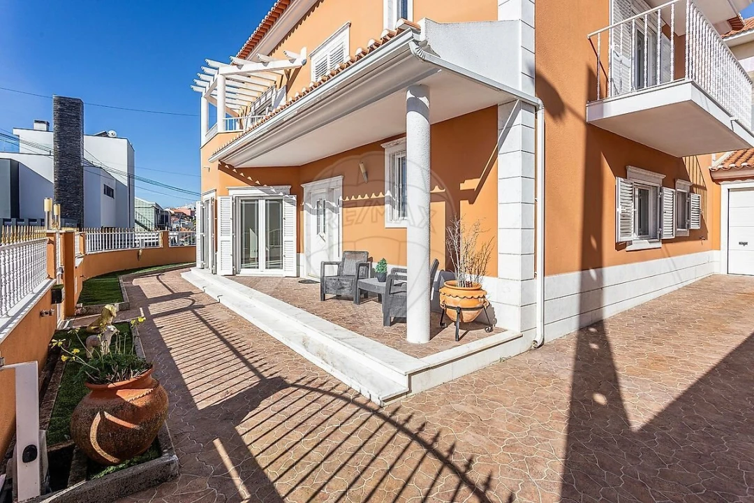 Moradia T5 para Venda em Pontinha e Famões Foto 1